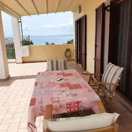 בית נופש Avia, House With Privillaged View, 100 Meters From The Sea Avía