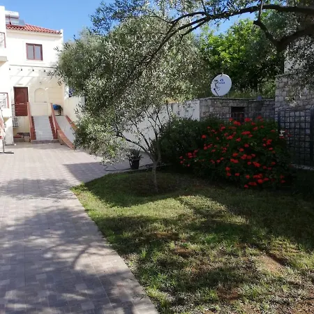 Dom wakacyjny Avia, House With Privillaged View, 100 Meters From The Sea Avía